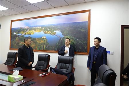 图为：县委书记、县长陈剑波（中）看望机关干部职工