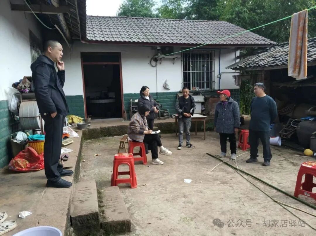 县民政局来集益镇核实新申请低保户家庭情况