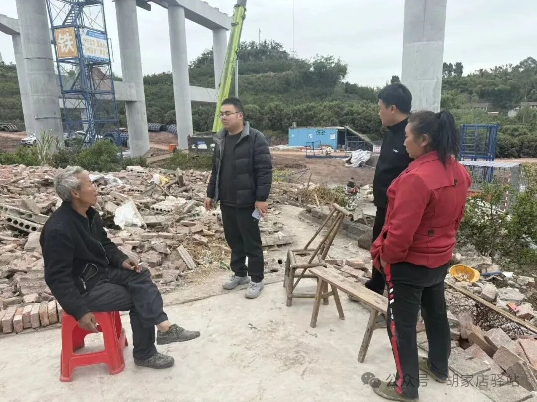 集益镇处理资乐高速拆迁户违规建搭问题